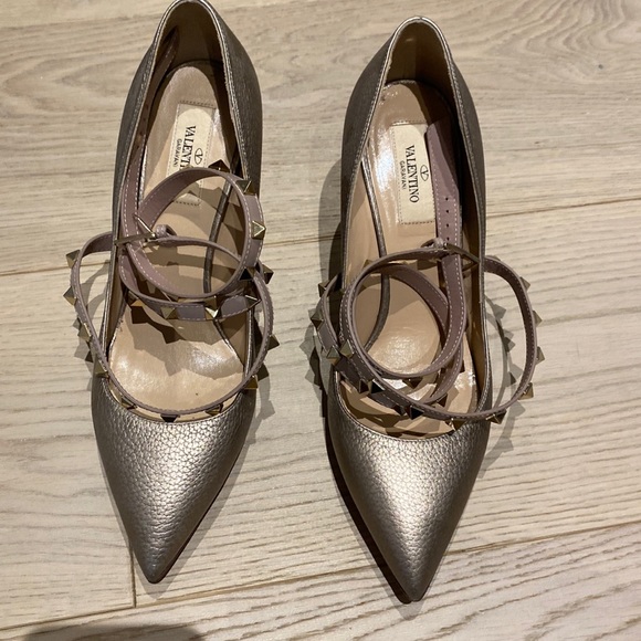 Valentino Gold Leather Rockstud Ankle Wrap Pointed Toe Pumps Size 39 - Picture 1 of 2
